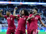 Los jugadores qataríes celebran su victoria en la Copa Asia en Doha.