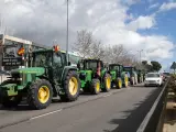 Varios tractores parados en la carretera en Arganda del Rey (Madrid) durante la quinta jornada de protestas de los ganaderos y agricultores.