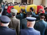 Varios guardias civiles llevan el féretro a la Catedral de Pamplona durante el funeral de uno de los guardias civiles fallecidos en Barbate.