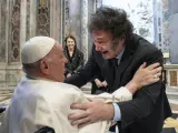 Javier Milei saluda al papa Francisco.