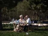 Dos personas de edad avanzada disfrutan de un almuerzo en el parque catalán de Les Glòries en una imagen de archivo.