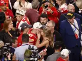 El apasionado beso de Taylor Swift y Travis Kelce para celebrar la Super Bowl 2024