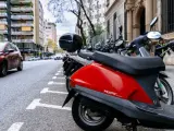 Una imagen de una moto aparcada en Barcelona.
