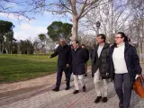 El delegado Borja Carabante, acompañado del concejal delegado de Limpieza y Zonas Verdes, José Antonio Martínez Páramo, y el concejal de Carabanchel, Carlos Izquierdo, en su visita al parque de Las Cruces.