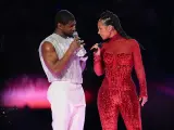 Usher, a la izquierda, y Alicia Keys actúan durante el descanso del partido de fútbol americano de la NFL Super Bowl.