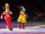 Los personajes de Mickey y Minnie patinando sobre hielo en un espectáculo de Disney On Ice.