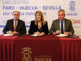 Sanz firma el manifiesto para instar al Gobierno central el AVE Sevilla-Huelva-Faro