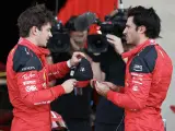 Leclerc y Sainz conversan tras un Gran Premio.