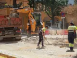 El sector de la construcci&oacute;n es uno de los que mayor siniestralidad concentra. En la imagen, dos empleados en una obra en Sevilla.