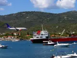 El Aeropuerto de Scíathos, en la isla griega del mismo nombre, cuenta con una pista de poco más de 1,5 kilómetros que además está construida en un terreno pegado al mar. Eso provoca que los aviones que despegan y aterrizan pasen pocos metros por encima del agua.