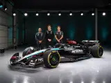 Lewis Hamilton, Toto Wolff y George Russell, junto al W15 de Mercedes.