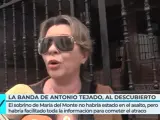 La madre de Antonio Tejado atiende a los medios de comunicación.