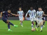 Mbappé prueba el disparo ante la defensa de la Real.