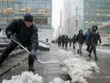 USA2166. NUEVA YORK (ESTADOS UNIDOS), 13/02/2024.- Un hombre despeja la nieve de una acera luego de una fuerte nevada este martes, en la ciudad de Nueva York (EE.UU.). La ciudad de Nueva York se prepara para una tormenta de nieve este martes por la tarde que podría dejar entre 12,7 y 20,88 centímetros de nieve, según informó en al víspera el Departamento de Gestión de Emergencias de la ciudad de Nueva York (NYCEM). EFE/ Ángel Colmenares