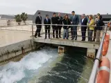 El presidente del Gobierno, Pedro Sánchez (4d), y la delegada del Gobierno en la Comunitat Valenciana, Pilar Bernabé (2d), durante su visita a la planta desaladora de Torrevieja.