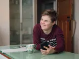Un joven con síndrome de Down usando su teléfono móvil.