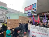 Alumnos de FP sanitaria se manifiestan frente a la Asamblea de Madrid para solicitar una solución ante la falta de prácticas.