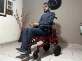 Carlos Abad, con el dispositivo que controla la silla de ruedas solo con la mente.