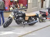 Imagen de archivo de una moto y un ciclomotor aparcados sobre una acera.