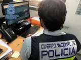 Un agente investigando ante un ordenador.