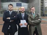 Los impulsores de la plataforma Sevilla Quiere Metro, antes de comparecer en la Comisión de Peticiones del Parlamento Europeo.