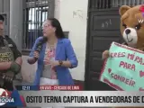 Un policía de Perú se disfraza de oso gigante de San Valentín para detener a dos delincuentes.