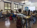 Un profesor impartiendo clase en un aula.
