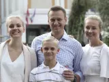 El líder de la oposición rusa Alexei Navalny, con su esposa Yulia (derecha), su hija Daria y su hijo Zakhar posan para los medios de comunicación después de votar durante las elecciones del concejo municipal en Moscú, en septiembre de 2019.