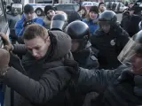 Agentes de polic&iacute;a detienen al l&iacute;der de la oposici&oacute;n Alexei Navalny durante una manifestaci&oacute;n no autorizada en la plaza Lubyanka en Mosc&uacute;, Rusia, el 15 de diciembre de 2012.