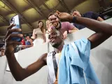 Letsile Tebogo se hace una foto con un fan.