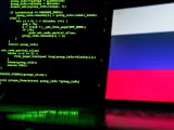 Líneas de código informático y una bandera de Rusia.