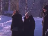Madre de navalni entrando a la prisión Ártica.
