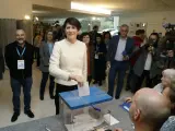 La candidata del BNG a la Presidencia de la Xunta de Galicia, Ana Pontón, acude a votar en el Centro Galego de Arte Contemporáneo de Santiago.