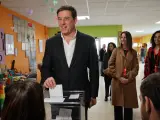 El candidato del PSdeG, José Ramón Gómez Besteiro, deposita su voto.