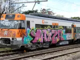 Un tren de Rodalies lleno de grafitis.