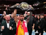Ilia Topuria levanta el cinturón de campeón del mundo de peso pluma de la UFC.