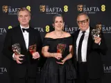 Christopher Nolan posa tras los BAFTA con Emma Thomas y Charles Roven, compañeros productores de 'Oppenheimer'