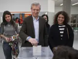 El presidente de la Xunta y candidato del PP a la reelección, Alfonso Rueda, ejerce su derecho al voto acompañado de su mujer y sus hijas, en el Centro Galego de Tecnificación Deportiva en Pontevedra.