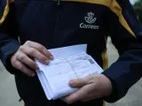 Los votos por correo llegan a un colegio electoral en Santiago de Compostela al comienzo de la jornada electoral en Galicia.