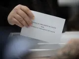 Un hombre ejerce su derecho al voto en un colegio electoral en Vigo durante las elecciones gallegas.