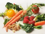 La alimentación es clave en la prevención de caries. Por eso, es muy importante consumir regularmente legumbres, pescado, carne, verduras o frutas.