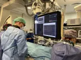 Un equipo del Servicio de Cardiología del Hospital de Sant Pau realizando una implantación de marcapasos MicraTM VR2.