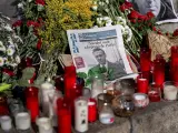 Un memorial improvisado por ciudadanos rusos por la muerte de Alexéi Navalni, a 18 de febrero de 2024, en Barcelona.