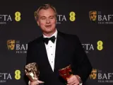 Christopher Nolan posando en los BAFTA
