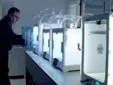 Personal del Hospital 12 de Octubre utilizando una impresora 3D.