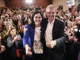 El candidato Popular a la Xunta, Alfonso Rueda (d), junto a la secretaria general del partido en Galicia, Paula Prado (i), posan sonrientes tras resultar ganadores de las elecciones gallegas este domingo, en Santiago.