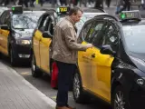 Un usuario cogiendo un taxi en una calle de Barcelona.