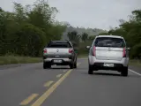 Un coche adelanta a otro superando una línea continua.