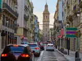 Imagen de coches circulando por una calle de Valencia.