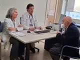 La enfermera del Vall d'Hebron de Barcelona Roser Escobar, el doctor Carles Bravo y el paciente y exdirector de los Laboratorios Clínicos del Vall d'Hebron, el doctor Ernesto Casis.